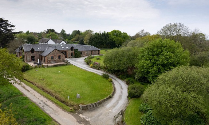 Torrington Cabaña | WARREN COTTAGE, pet friendly, with pool in Torrington