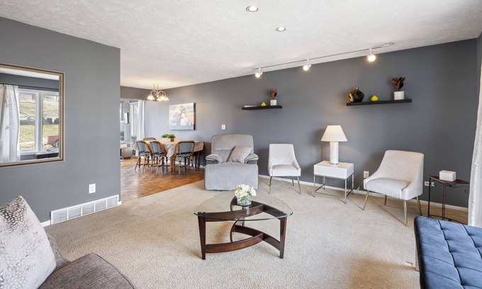 North Central Omaha Casa | Warren. Tranquil golf course views.