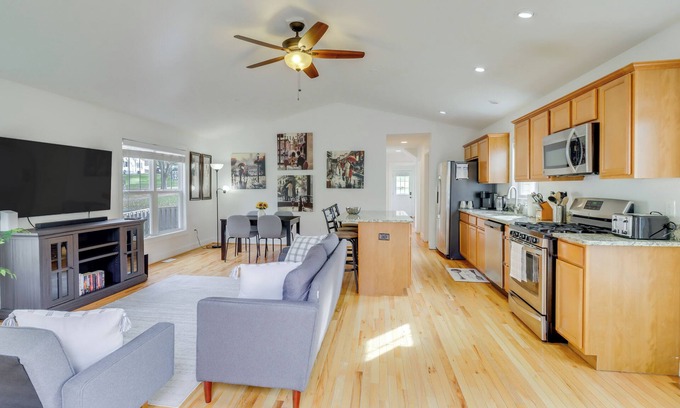 Warrenton Casa | Warrenton Gem: Walk to Downtown!