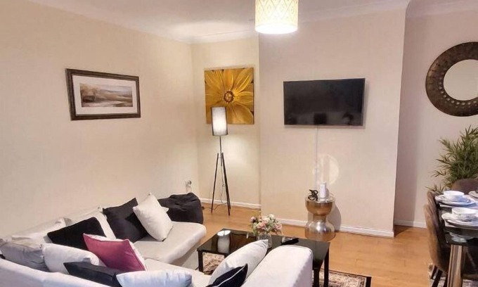 Warrington Casa | Warrington - House - Sleeps 10 - Parking - Garden