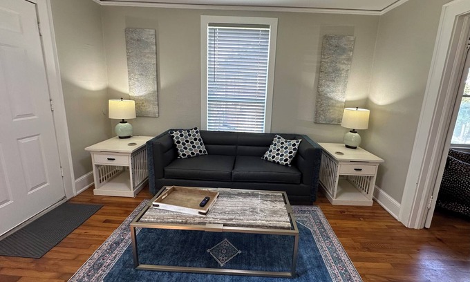 Hickory Apartamento | 1 Bedroom, 1 bath with tub & shower, full size refrigerator, electric range