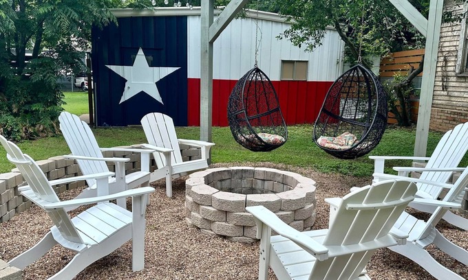 Brenham Casa | Washington House: Steps to Dwtn; Backyard oasis with fire pit/pool table/games