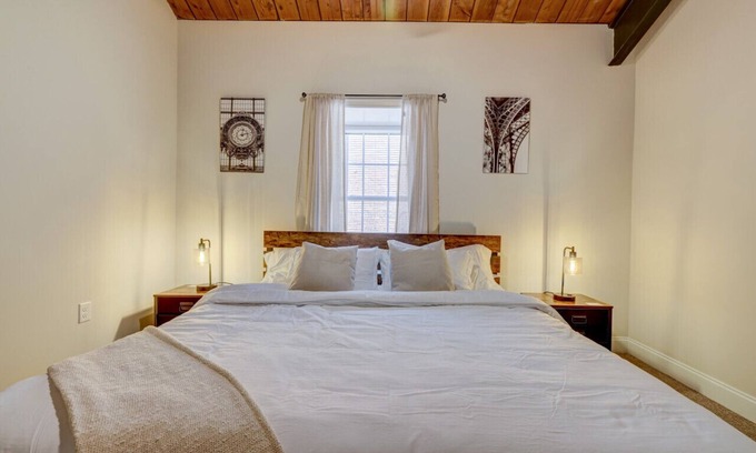 East Stroudsburg Apartamento | Washington302 · Luxury Industrial Style King SuiteA- Shawnee Mtn!