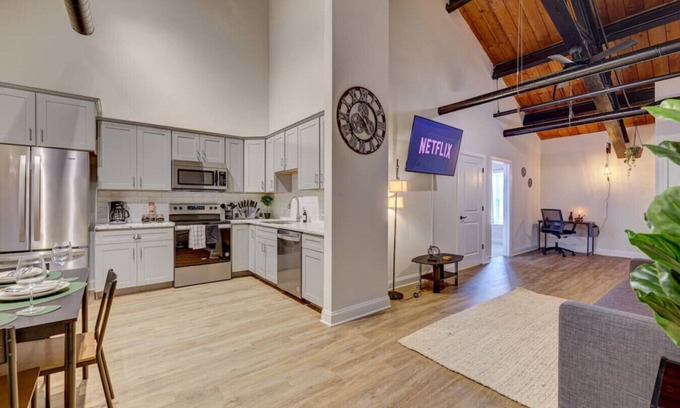 East Stroudsburg Apartamento | Washington304 · Luxury Industrial Style King SuiteC- Shawnee Mtn!