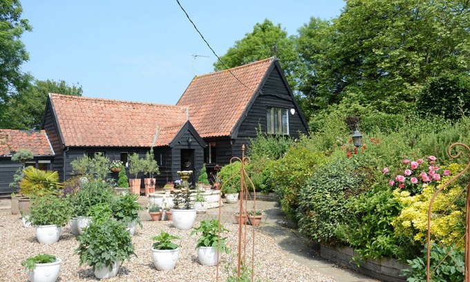 Stowmarket Cabaña | WASSICKS COTTAGE, HAUGHLEY, pet friendly, with open fire in Haughley