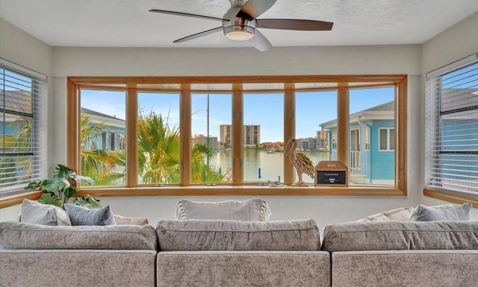 Clearwater Beach Apartamento | Watch the dolphins! Waterview, 2-bed, Heated pool!