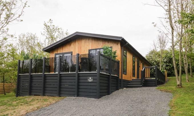 Allithwaite Casa | WATCH TREE LODGE, family friendly, with hot tub in Allithwaite
