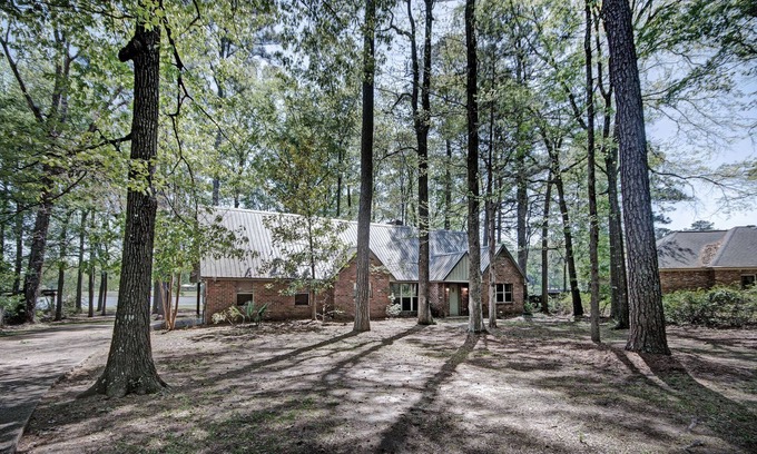 Flowood Casa | Water Access 6BR/3BA w/ Porches & Room for 14