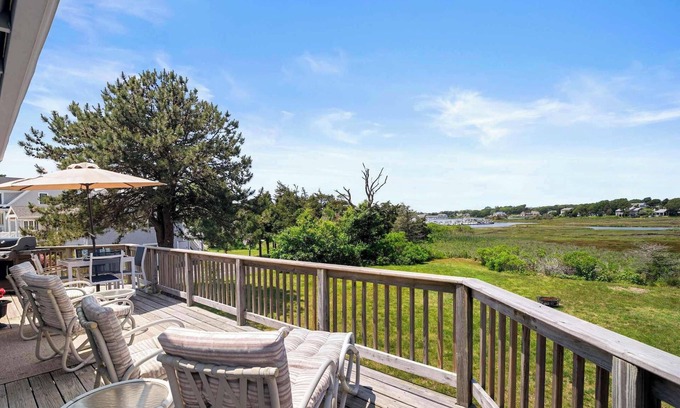 West Dennis Casa | Water Access, Sunsets, Walk to Restaurants!