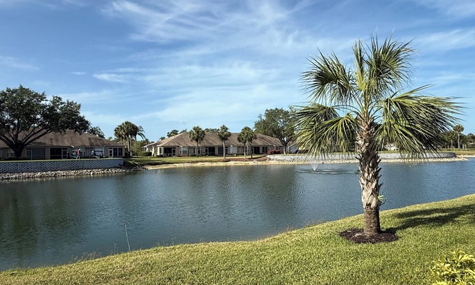 Estero Villa | Vistas de agua y campo de golf en Country Creek!