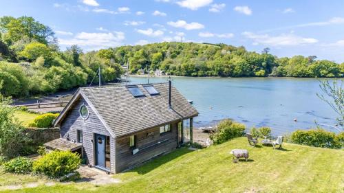 Dittisham Casa | Water Edge Boathouse - On the River Dart