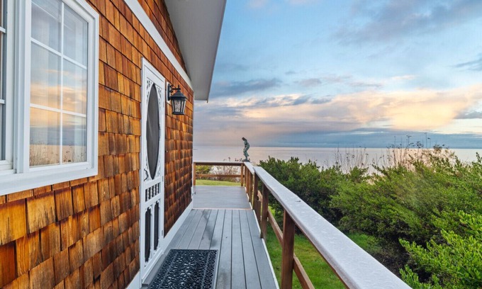 Port Angeles East Casa | Water Edge Coast-Guard Cottage-Panorama View-