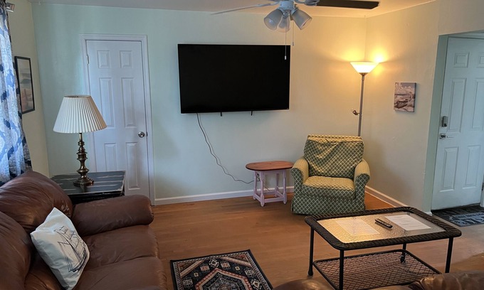 Norfolk Apartamento | Water Front 2 Bedroom Upstairs Apt. - Pet Friendly, WiF, Parking, Smart TV