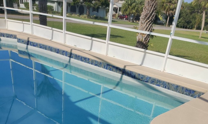 Riverhaven Village Casa | Casa frente al canal con piscina y elevador de botes
