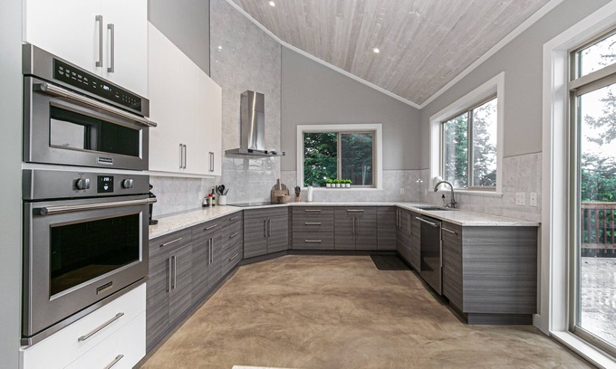 Juan de Fuca Electoral Area Casa | Water Front Home with Private Dock and Hot tub