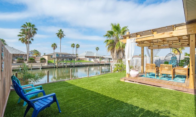 Corpus Christi Casa | Water front oasis, 2 minutes to the beach. Pet-friendly