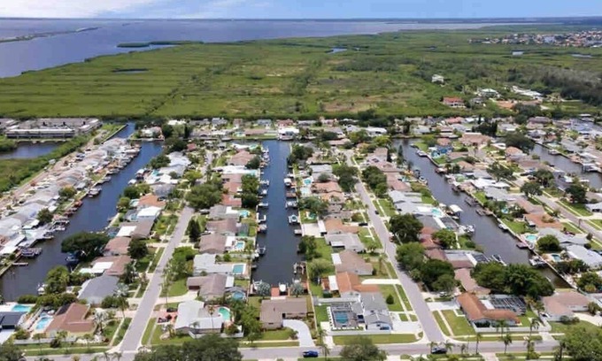 Bay Crest Park Casa | Water front pool home with direct gulf access! Perfect location! Big kitchen !