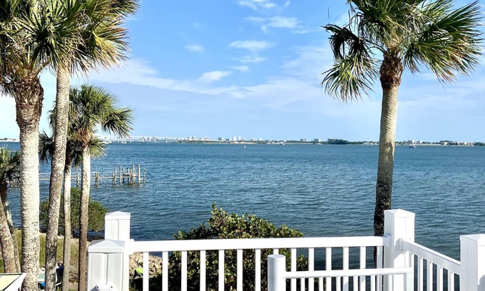 Jensen Beach Casa | Water Front🩷Minutes to Beach ~ BBQ grill~ Pool~ Rooftop Balcony-360° Views