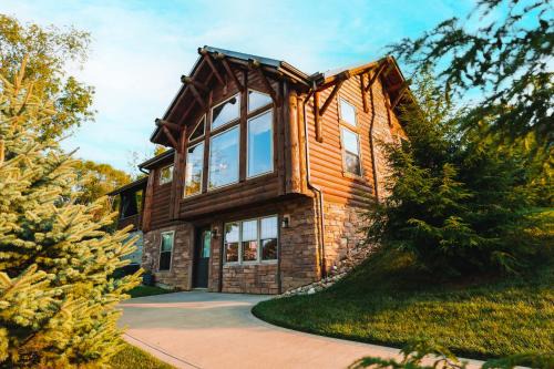 Millersburg Casa | Water Lily Cabin by Amish Country Lodging