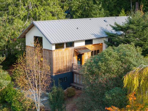 Clinton Casa | Water Mtn Views, Forest Walk To Beach!
