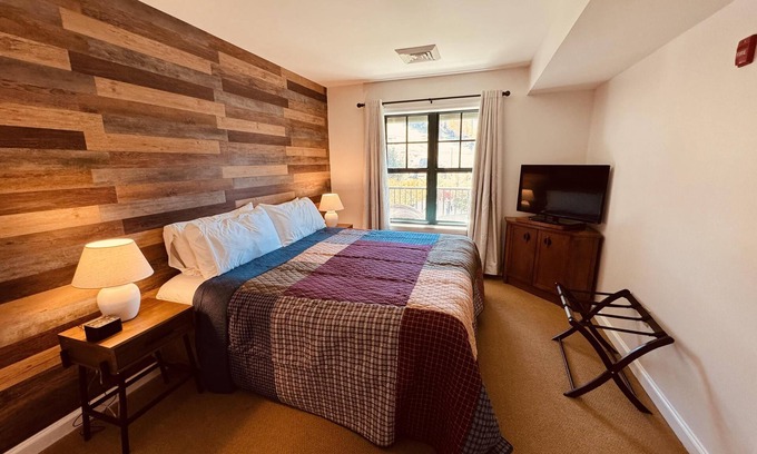 Vernon Condominio | Water Park (Next Door) Pool Hot Tubs Sauna Gym Deck Stunning Mountain Views #330