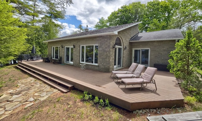 Rideau Lakes Casa | Water's Edge- Clear Lake near Chaffey's Lock