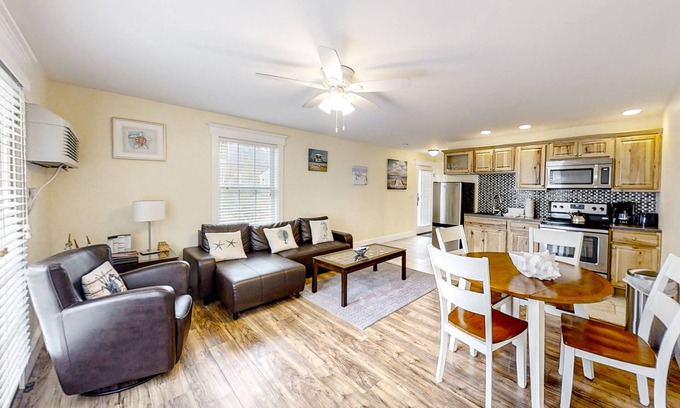 Edgecomb Condominio | Water-view condo at Sheepscot Harbour Resort with deck, full kitchen, and WiFi