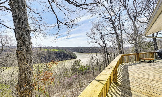 Albany Casa | Water-View Deck: Home on Dale Hollow Lake