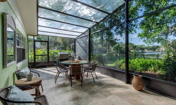 Florida Ridge Casa | Water View Garden Oasis-15 minutes to the beach