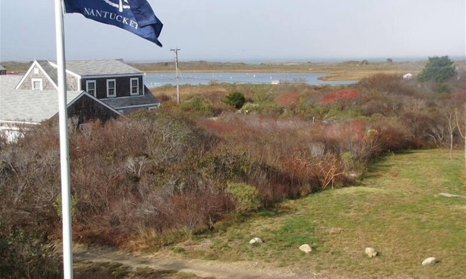 Madaket Casa | Vista del agua de Hither Creek y Madaket Harbour - enorme área de césped