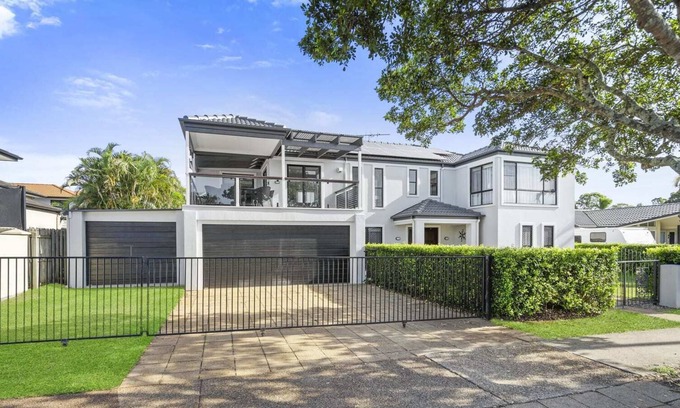 Redland Bay Casa | Water View Modern 6 Beds Villa with Pool