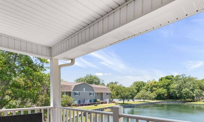 Demere Park Condominio | Water View - optional BIKES - Walk 2 Pier Village