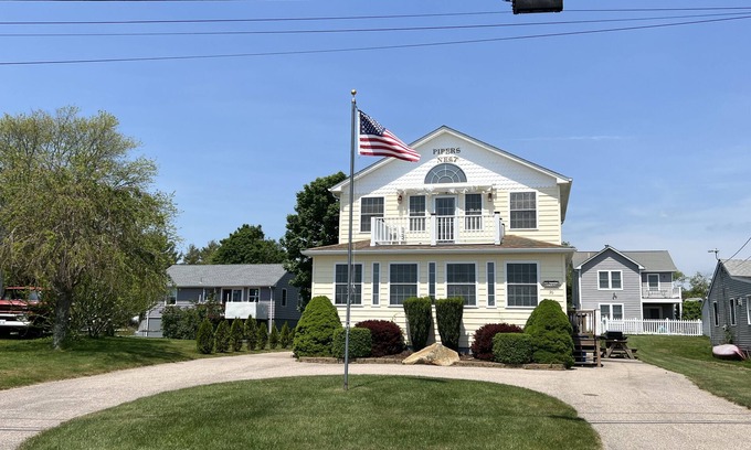 Snug Harbor Casa | Water View " THE PIPERS NEST " - minutes to the beach, located in Snug harbour !