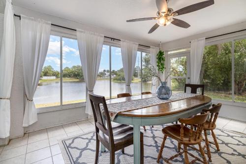 Lakeside Casa | Water view