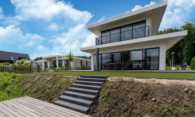 Zeewolde Casa | Water villa en Zeewolde con embarcadero