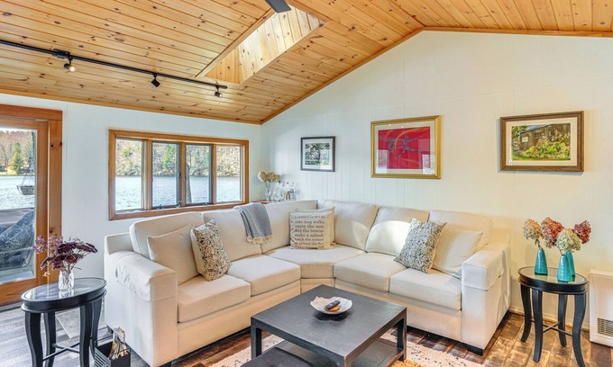 Sherwood Forest Casa | Watercrafts & Dock: Stunning Lakehouse in Becket!