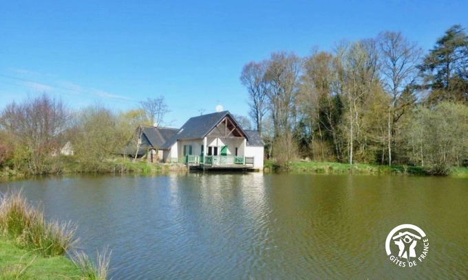 Saint-Ellier-du-Maine Cabaña | Casa de pescadores con terraza sobre el agua y vistas al lago