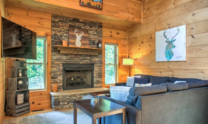 Skyland Cabina | Waterfall Cabin | Creekside Retreat w/ Hot Tub + Views + Biltmore Pass