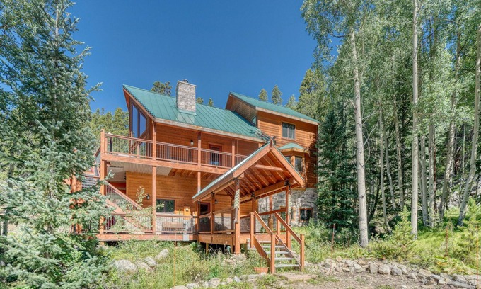 Leadville Casa | Waterfall Haven-HOT TUB! Minutes to Ski Cooper and Copper Mountain!