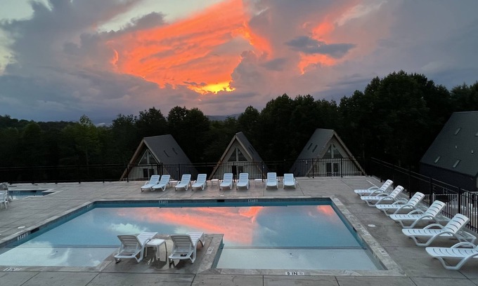 Hendersonville Cabina | Waterfall View Cabin @ Skylaranna Resort