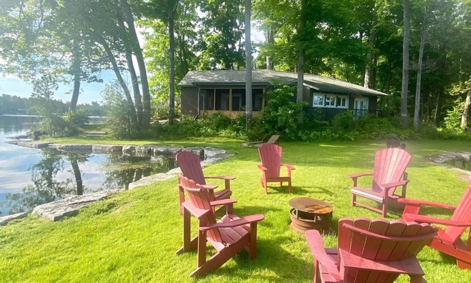 Trent Lakes Casa | Waterfieldhouse 2 bedroom with two ensuites and a Muskoka room
