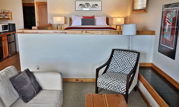 Langley Condominio | Waterfront 1 bedroom condo - private deck offering spectacular views