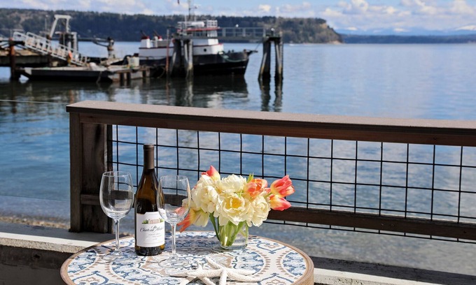 Langley Condominio | Waterfront 1 bedroom condo - private deck offering spectacular views