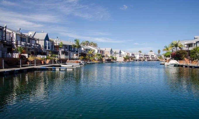 Waterfront Apartamento | WATERFRONT - 1 South Quay lovely two bed on water