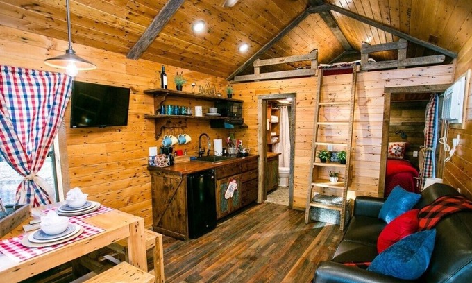 Steele Creek Cabina | Waterfront, 100 Year-Old wood Cabin - #16