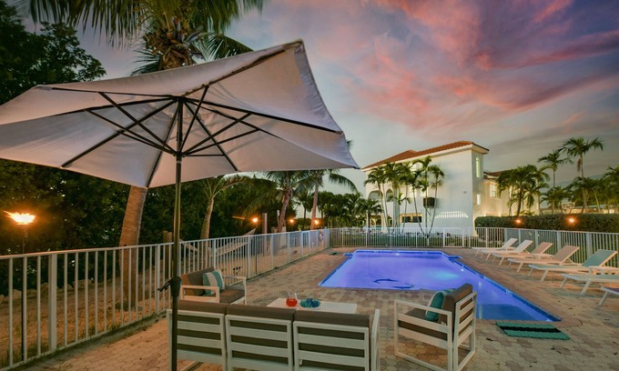 Marathon Casa | Waterfront, 100ft Boat Dock, Kayaks, Paddle boards, Bikes, Private Pool, Sunsets