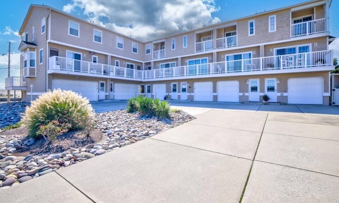 Admiral Estates Apartamento | Waterfront 2 BR/3 BA townhome located just steps to the beach. Sleeps 6.
