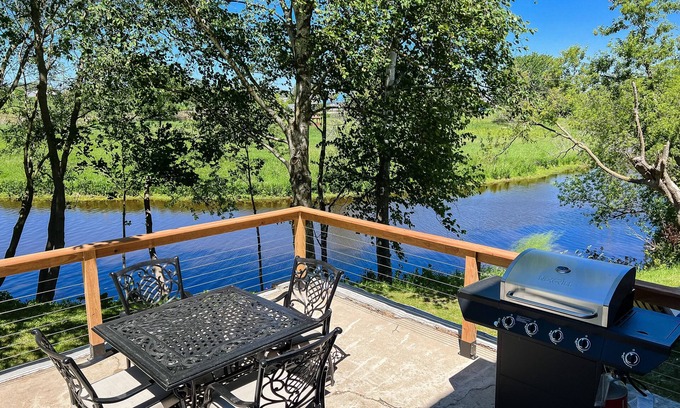 Algoma Casa | Waterfront 2 BR Lower-level w/ grill & kayaks