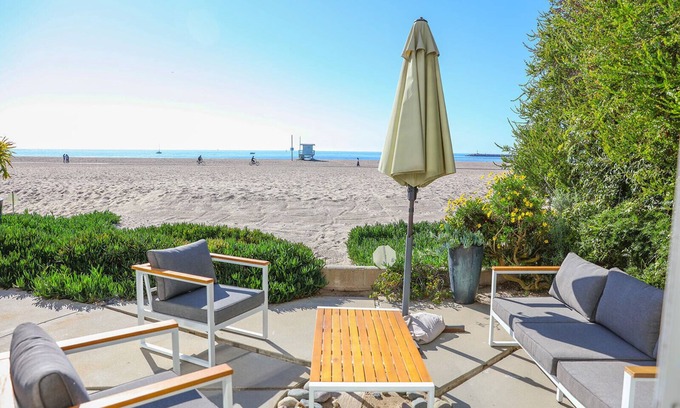 Playa Del Rey Casa | Waterfront 2BDRM with Patio in Playa Del Rey