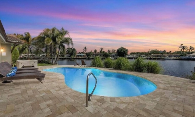 Cypress Lakes Casa | Waterfront 3 BDR Villa+Hot tub+Htd Pool+Kayaks+Pool table